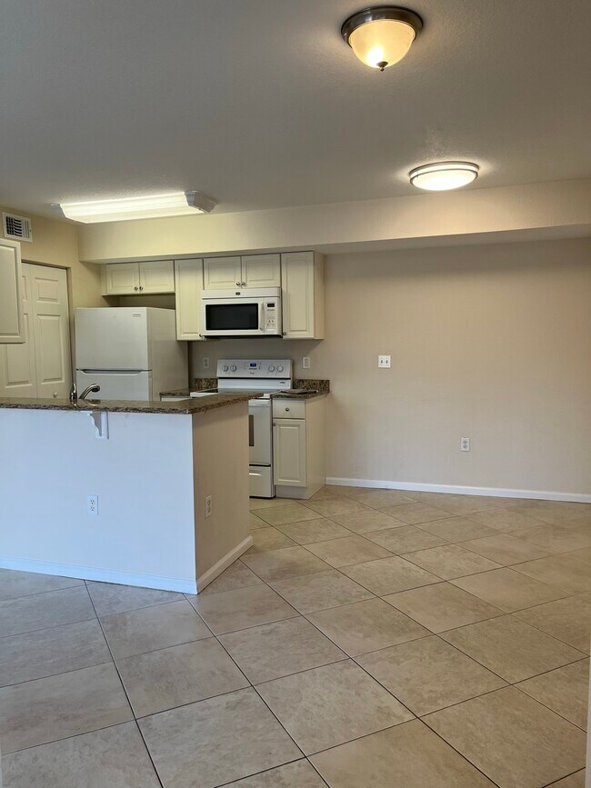 Building Photo - 151 SW Palm Dr