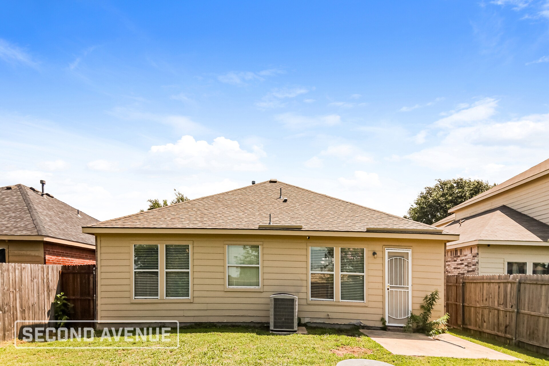 Building Photo - 2121 Juniper Dr