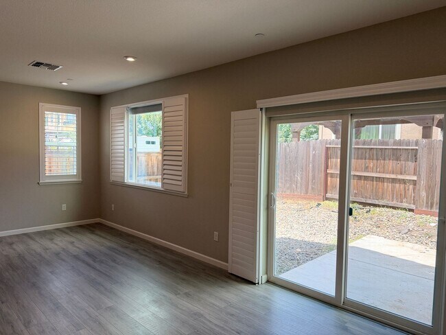 Building Photo - 700 Apricot Cir