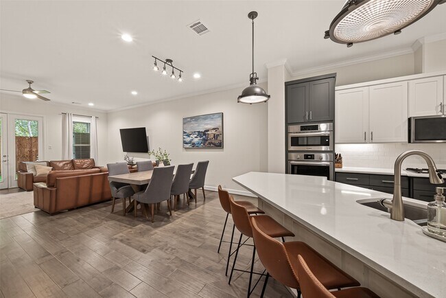 Building Photo - 1027 Gross St