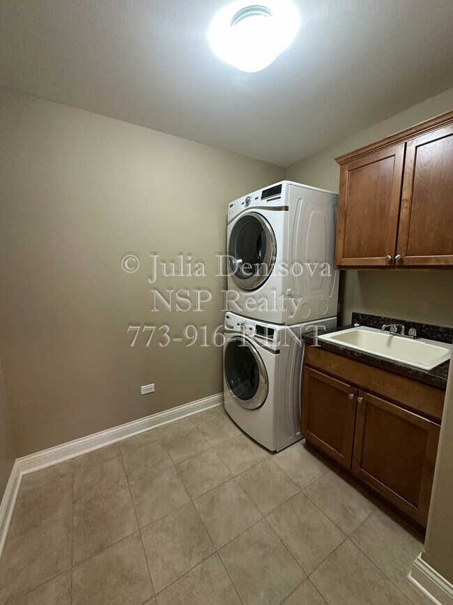 Building Photo - 1 Itasca Pl