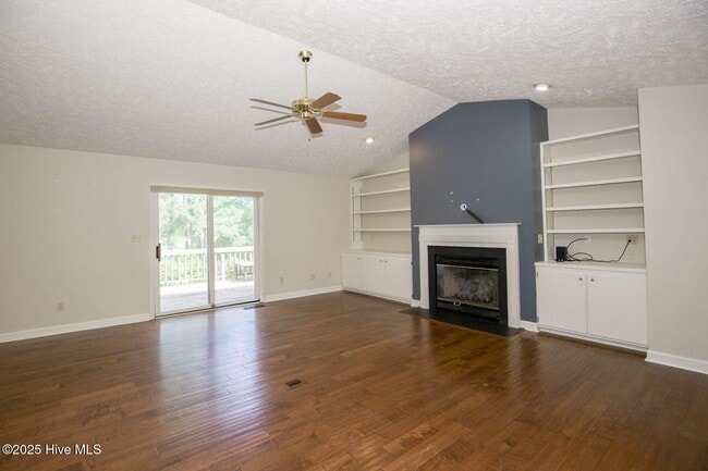 Building Photo - 1205 Greenbriar Dr