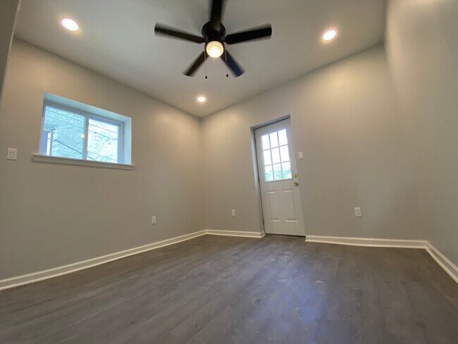 Building Photo - 6211 Elmwood Ave