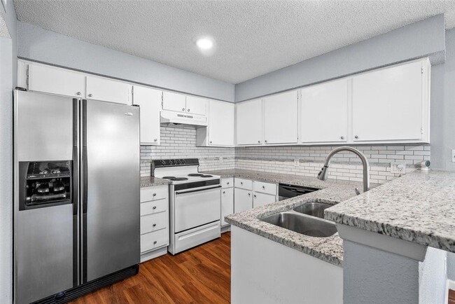 Building Photo - 6239 Ludington Dr