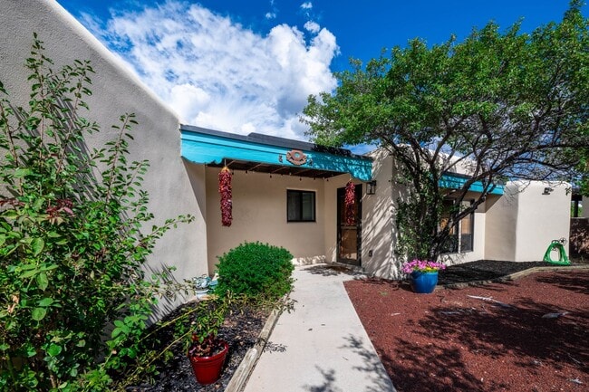Building Photo - Vibrant Home Off Rodeo Rd.