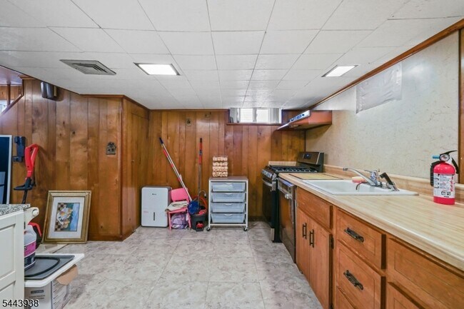 Building Photo - 57 Ivanhoe Ter