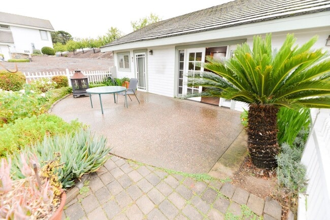 Building Photo - Darling 1 bedroom 1 bath guest house in Rancho Carrillo!