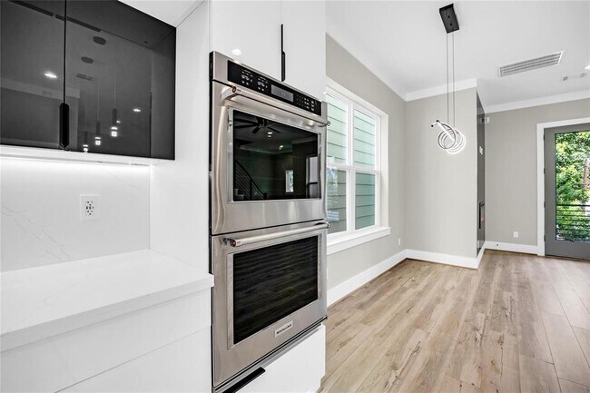 Building Photo - 604 W 28th St