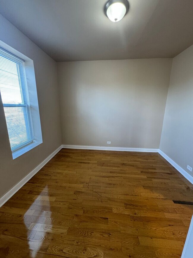 Building Photo - 6507 S Ingleside Ave