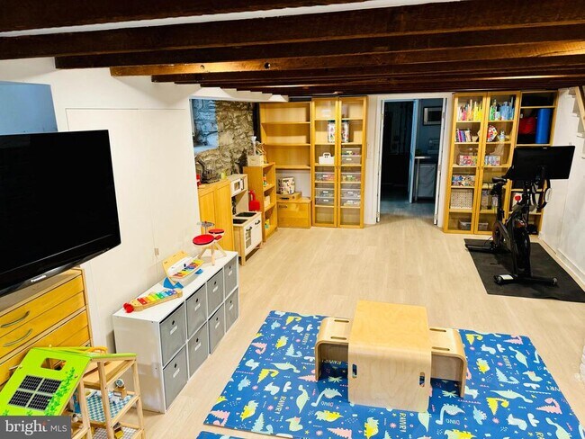 Building Photo - 28 Bank St