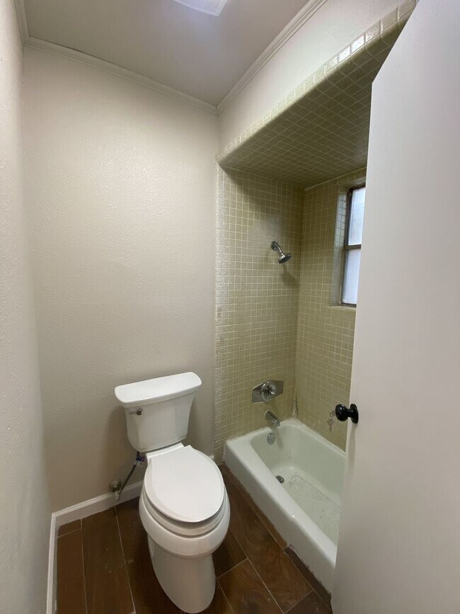 Building Photo - WHISPERING OAKS RARE FIND 3 BD/2 BA AVAILABLE APRIL 7TH!