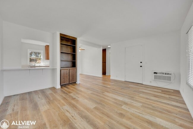 Building Photo - Modern 1-Bed Upstairs Condo with Garage & ...