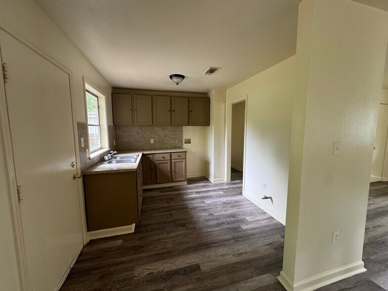Building Photo - 5855 Clayton Dr
