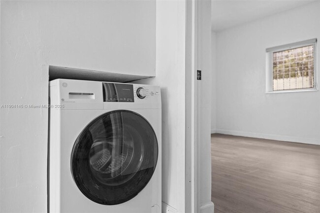 Building Photo - 2822 Pine Tree Dr