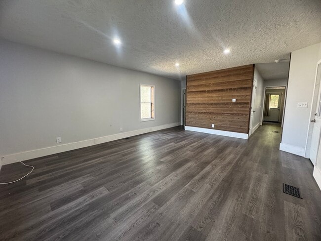 Building Photo - Spacious 3-4 Bedroom, 2 Bath Home for Rent...