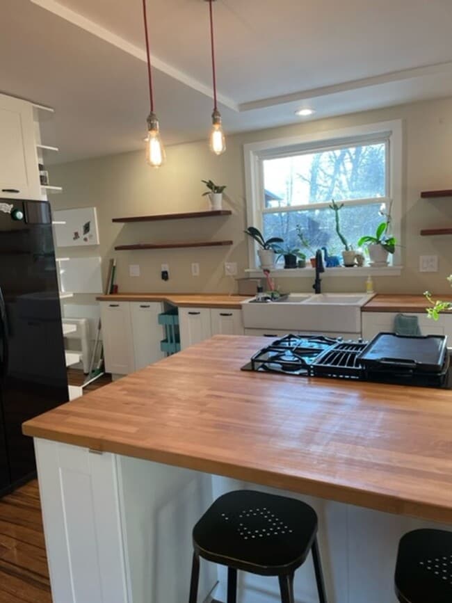 Building Photo - 4 bed/3bath-University Elementary School/I...