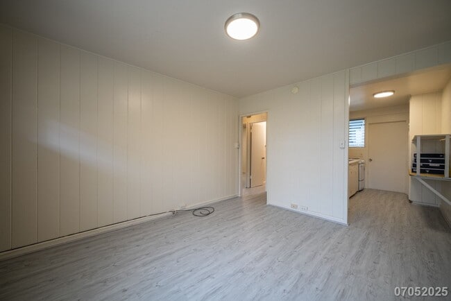 Building Photo - Available Now! 2 BD / 1 BA / 1 Parking sta...