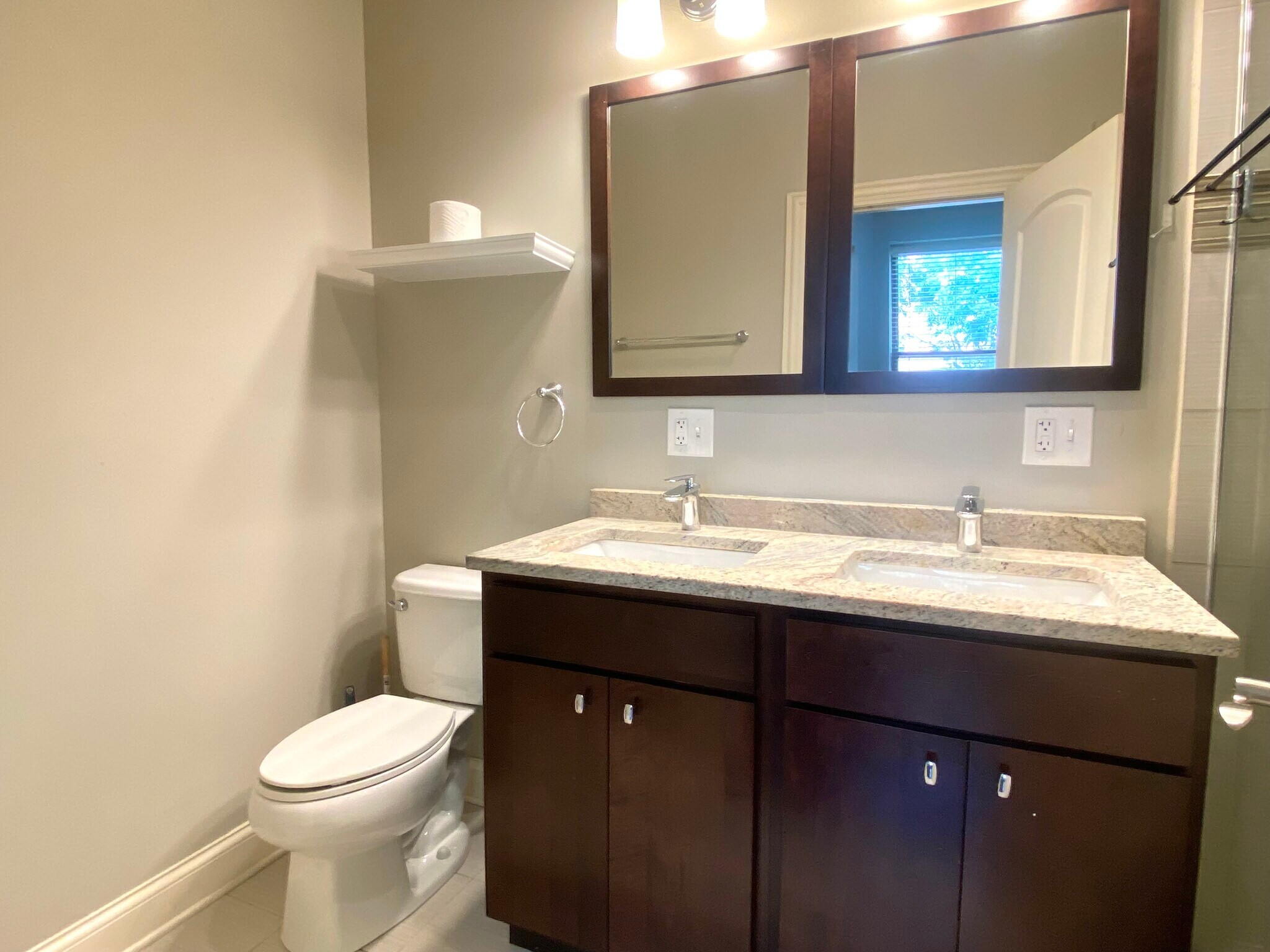 Building Photo - 1312 N Claremont Ave