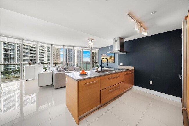 Building Photo - 495 Brickell Ave