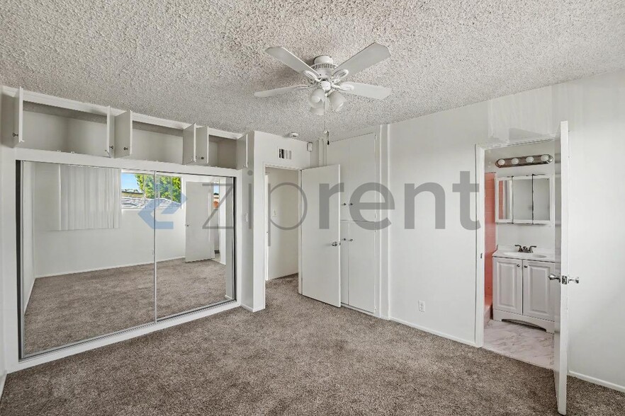 Building Photo - Unit 4