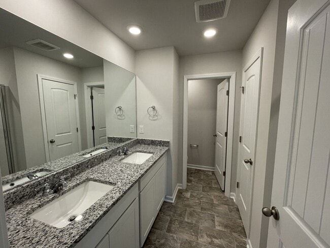 Building Photo - Townhome less than 2 miles from Downtown C...
