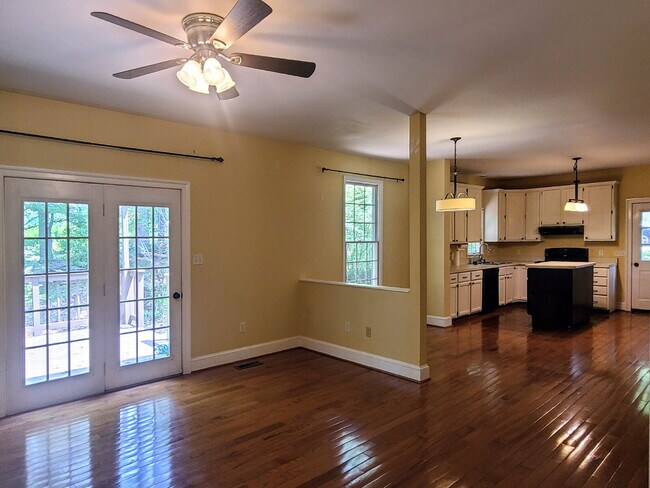 Building Photo - 4 BR, 2.5 BA Colonial with Attached Garage