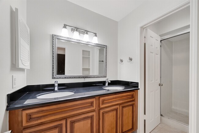 Building Photo - 7505 Memorial Woods Dr