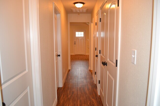 Building Photo - House for Lease in Denison