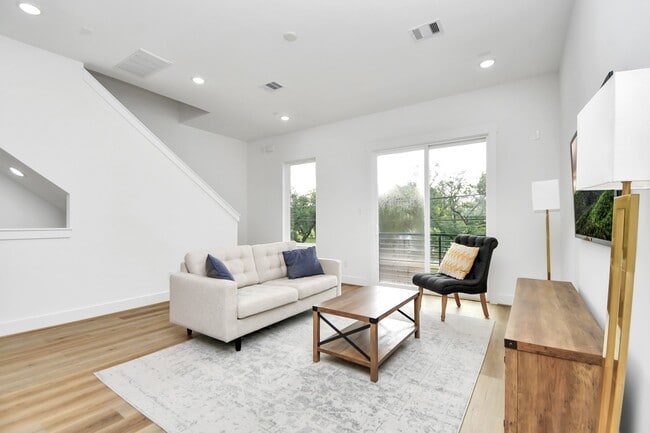 Building Photo - 4802 Elysian St