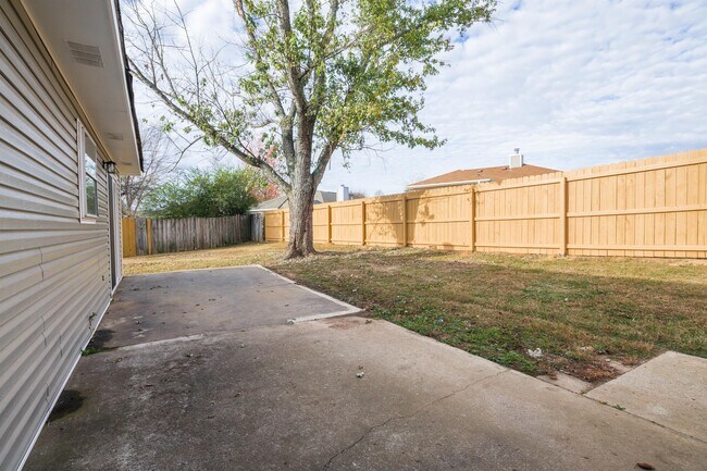 Building Photo - 117 Willow Bluff Dr