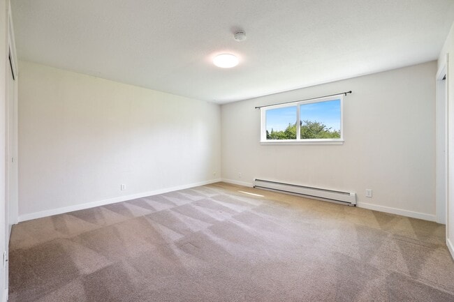Building Photo - Room to roam! 3 bed, living, dining, den, ...