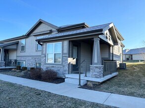 Building Photo - 502 SE Maple Dr