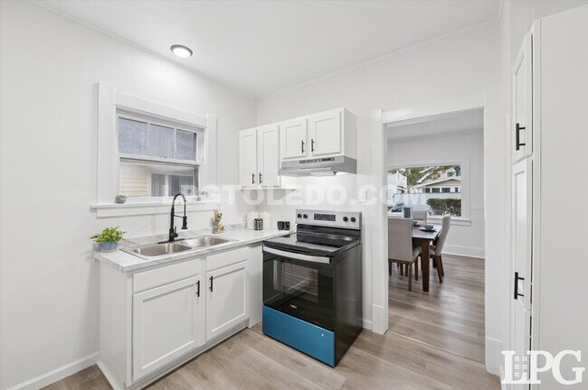 Building Photo - 1044 Hawk St