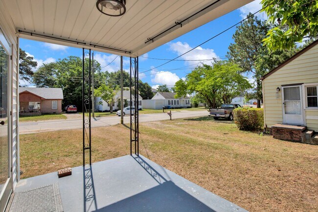 Building Photo - 2 Bedroom 1 Bath In Fayetteville- Small Do...