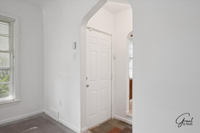 Building Photo - 3 bedroom - 1.5 bath - bungalow - $1195