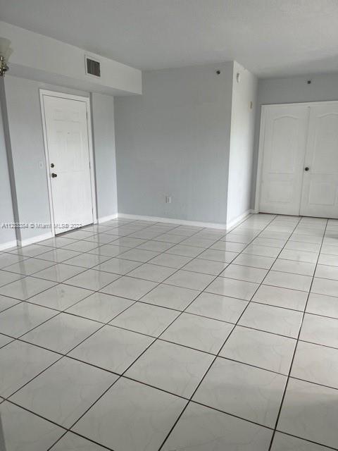 Building Photo - 9340 Fontainebleau Blvd