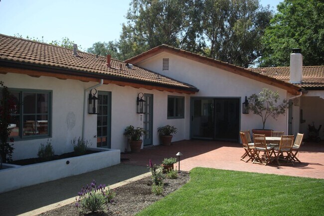 Building Photo - 2753 Redondo Cir