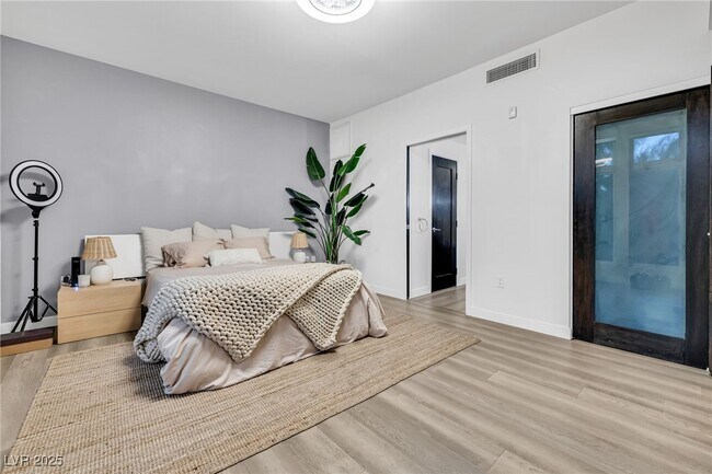 Building Photo - 8925 W Flamingo Rd