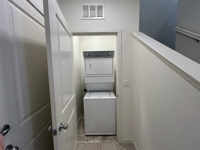 Building Photo - Fresh 3 Bed, 2 Bath Home - Close to shopping!