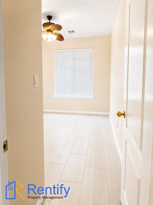 Building Photo - Charming Seven Oaks Home - 4Bed, 2Bath - Gardener Included!