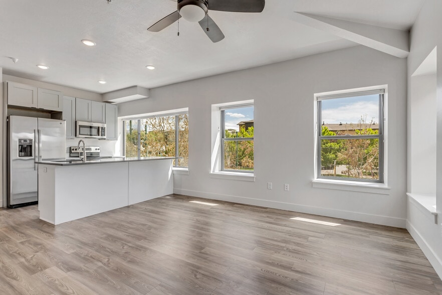 Building Photo - 606 W North Temple St