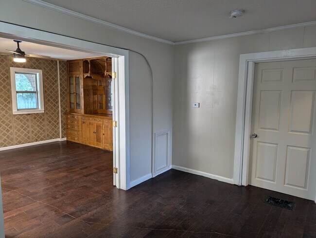 Building Photo - First Floor 3 Bed 2 Bath Apartment