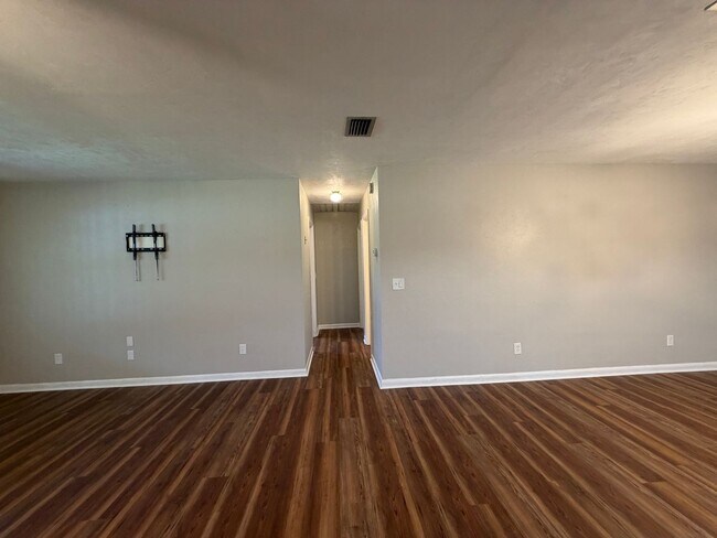 Building Photo - Newly renovated, new painted on large lot - mowing included in rent!