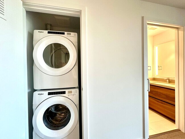 Building Photo - 1Bd/1.5Ba Bellevue Condo