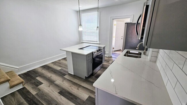 Building Photo - Fully renovated...extra half bath...laundr...