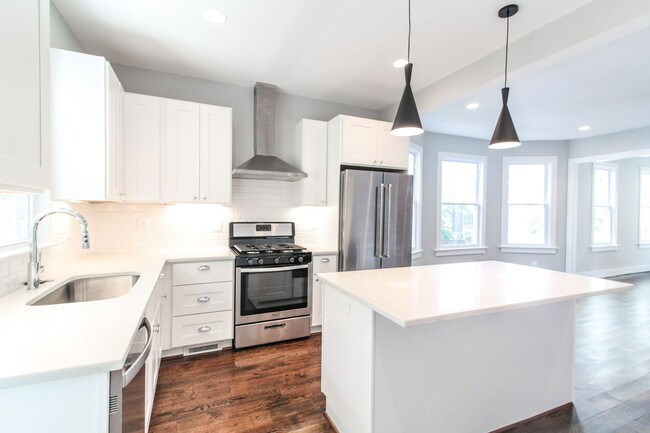 Building Photo - Gorgeous Renovated 6 Bed with Yard in hear...