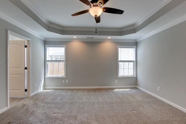 Building Photo - Sharp 4 bedroom HUGE house off exit 1 of I 24