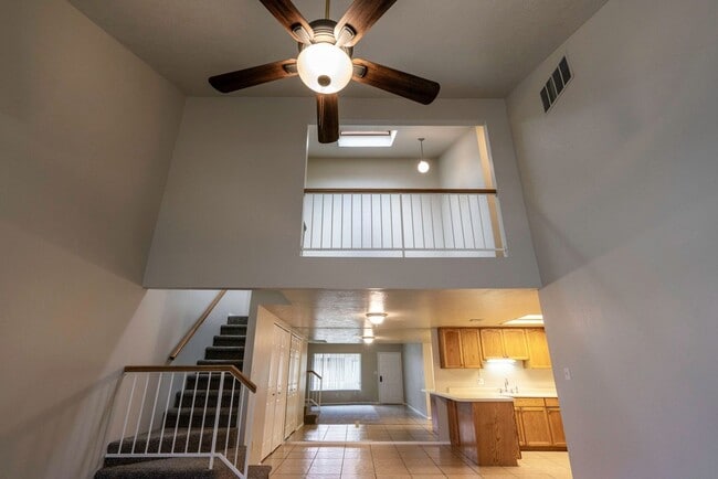 Building Photo - Spacious Updated Townhome in Downtown St. ...