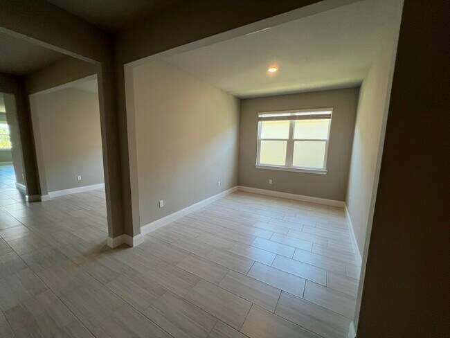 Building Photo - 6313 Cloverdale Ave
