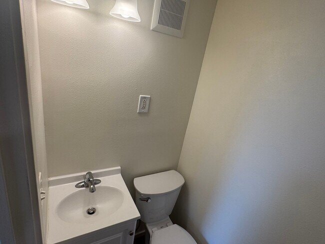 Building Photo - 3 bed/2 Bath, Spacious Home in Mount Verno...
